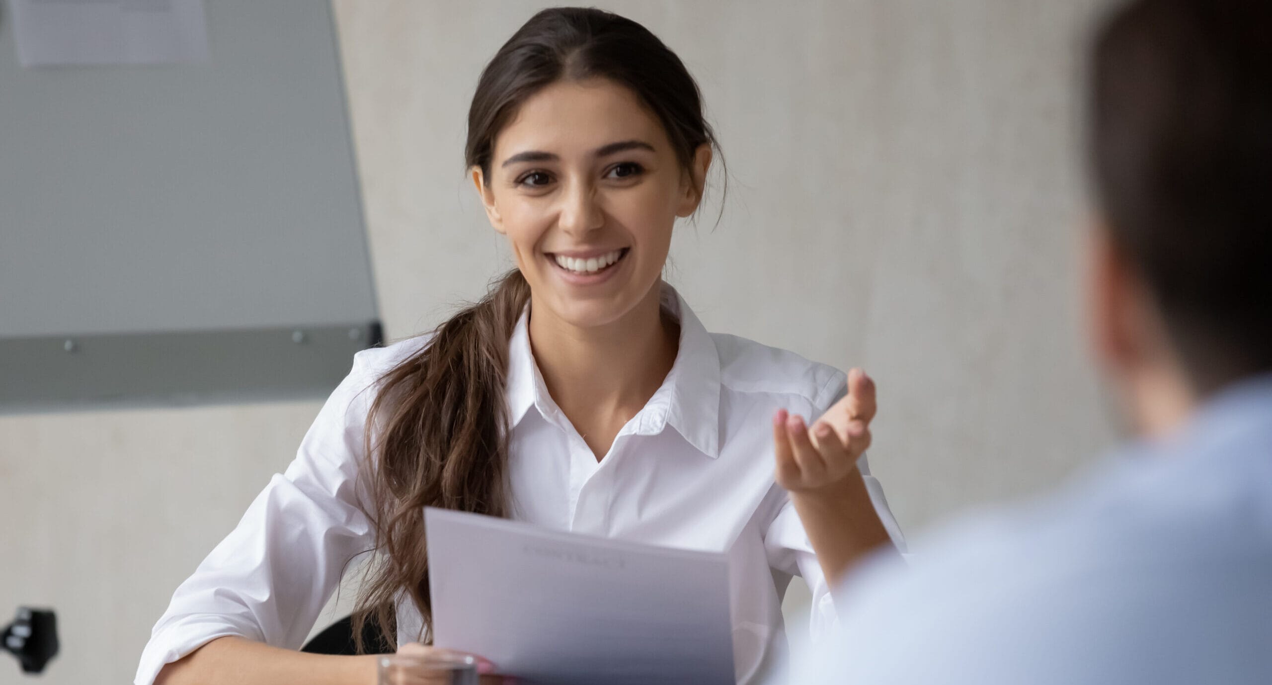 Close,Up,Happy,Young,Businesswoman,Holding,Finance,Document,Talking,About Succesvolle Agile Scrum Product Owner